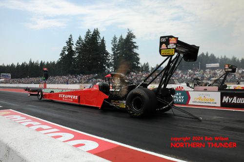 Jasmine Salinas (near lane) vs Doug Kalitta (far lane)